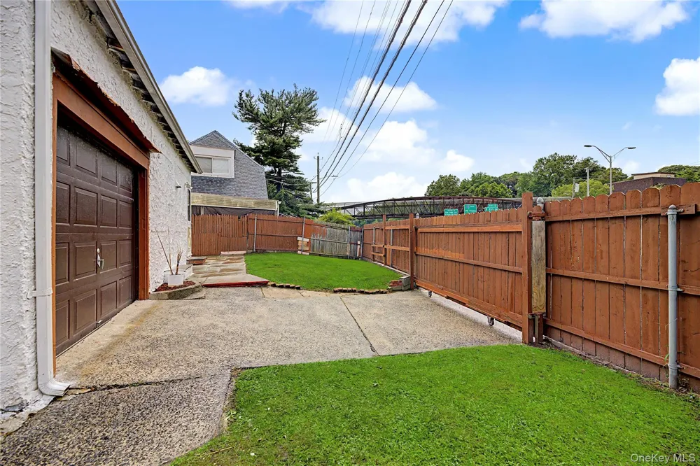 25 Longmeadow Road Yonkers, NY 10704
