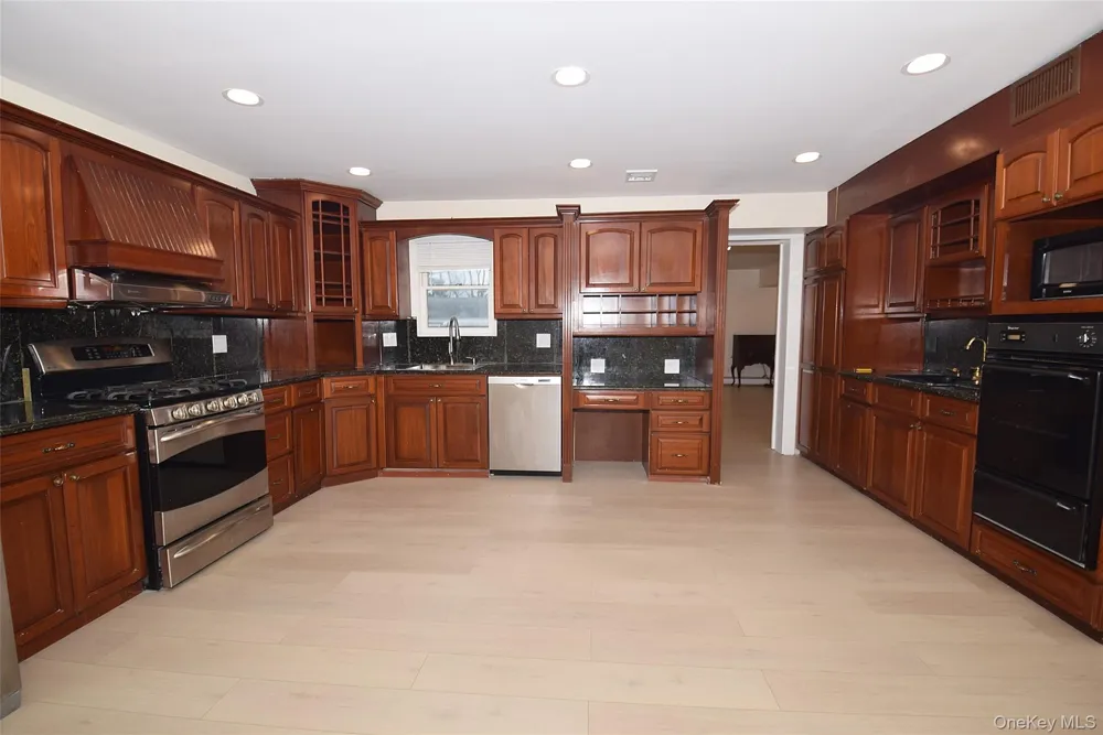 37 Amby Avenue Plainview, NY 11803