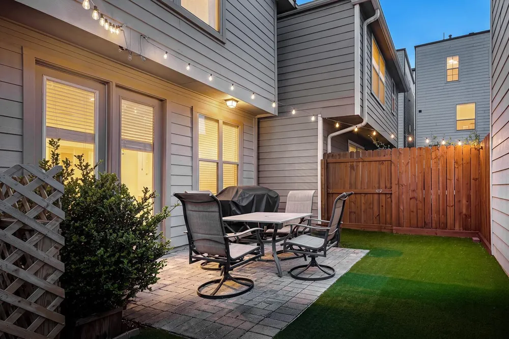 1046 W 26th Street Houston, TX 77008