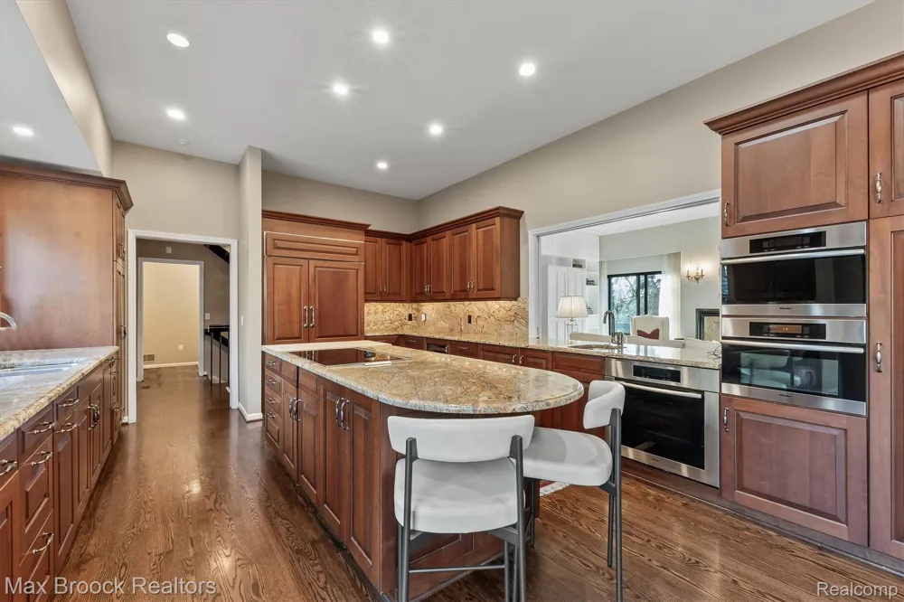 969 Bloomfield Woods Bloomfield Hills City, MI 48304