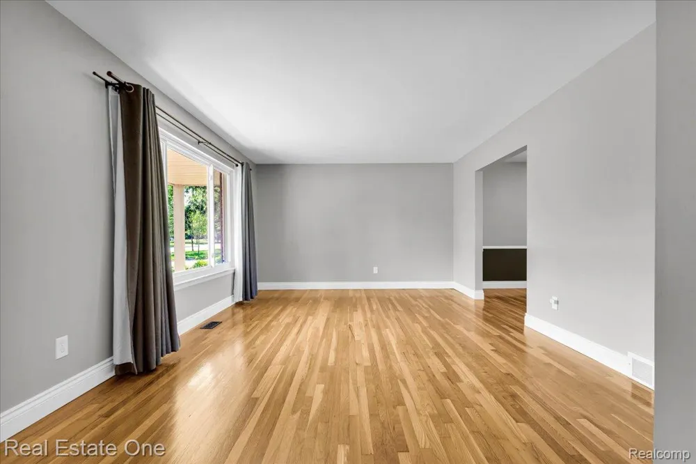 5063 Abington Drive Troy City, MI 48085