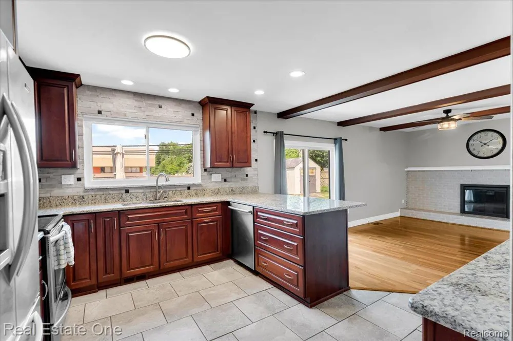 5063 Abington Drive Troy City, MI 48085