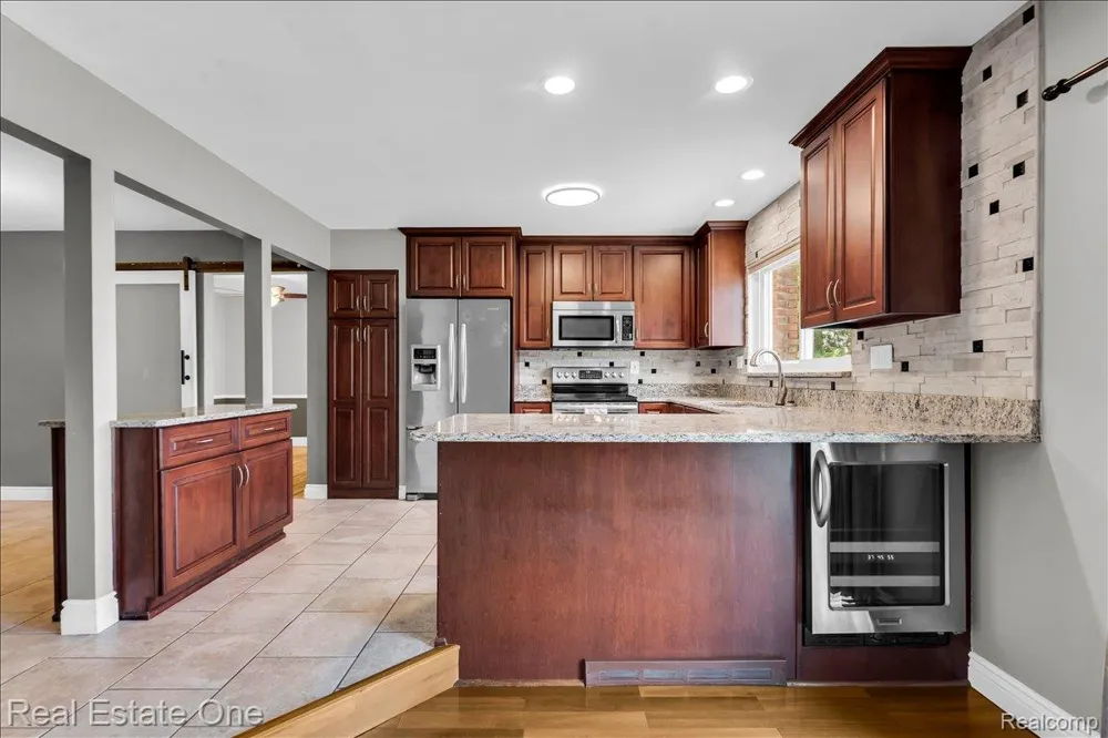 5063 Abington Drive Troy City, MI 48085