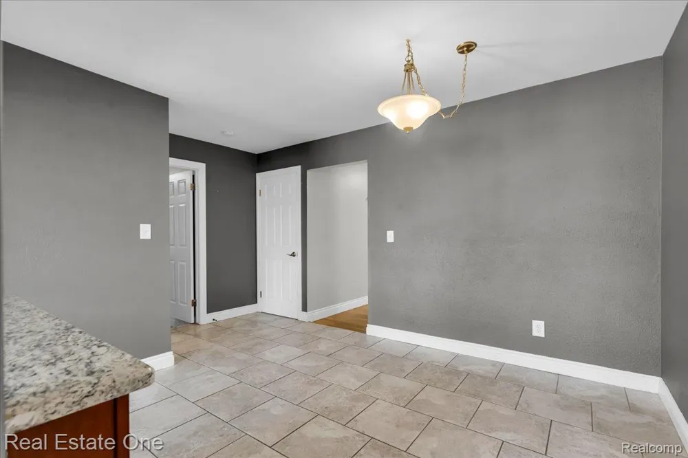 5063 Abington Drive Troy City, MI 48085
