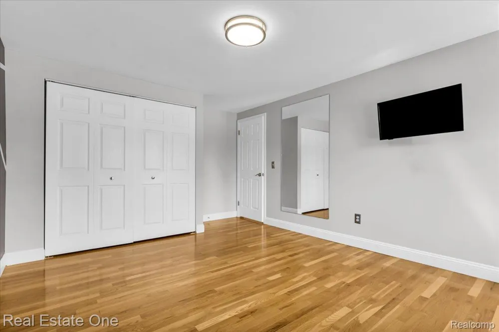 5063 Abington Drive Troy City, MI 48085