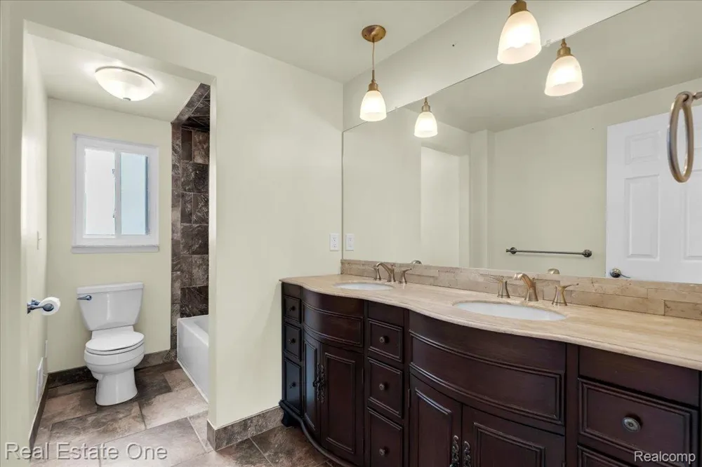 5063 Abington Drive Troy City, MI 48085