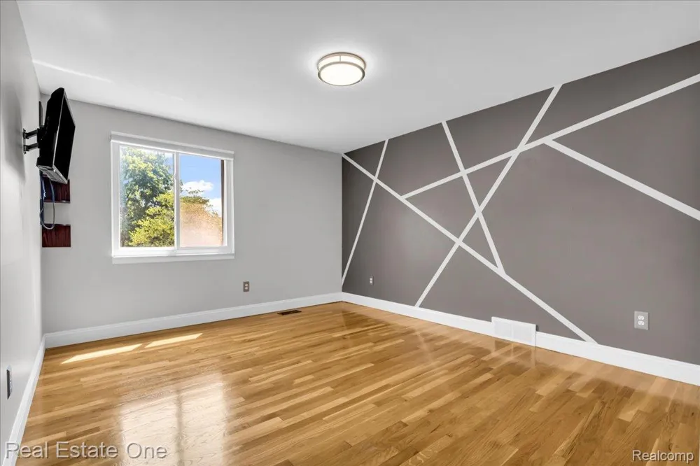 5063 Abington Drive Troy City, MI 48085