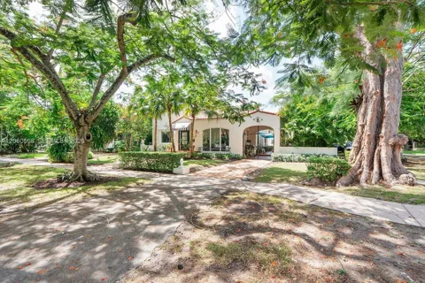1042 Sorolla Ave