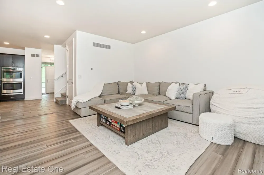 4176 Oak Arbor Court Rochester City, MI 48306