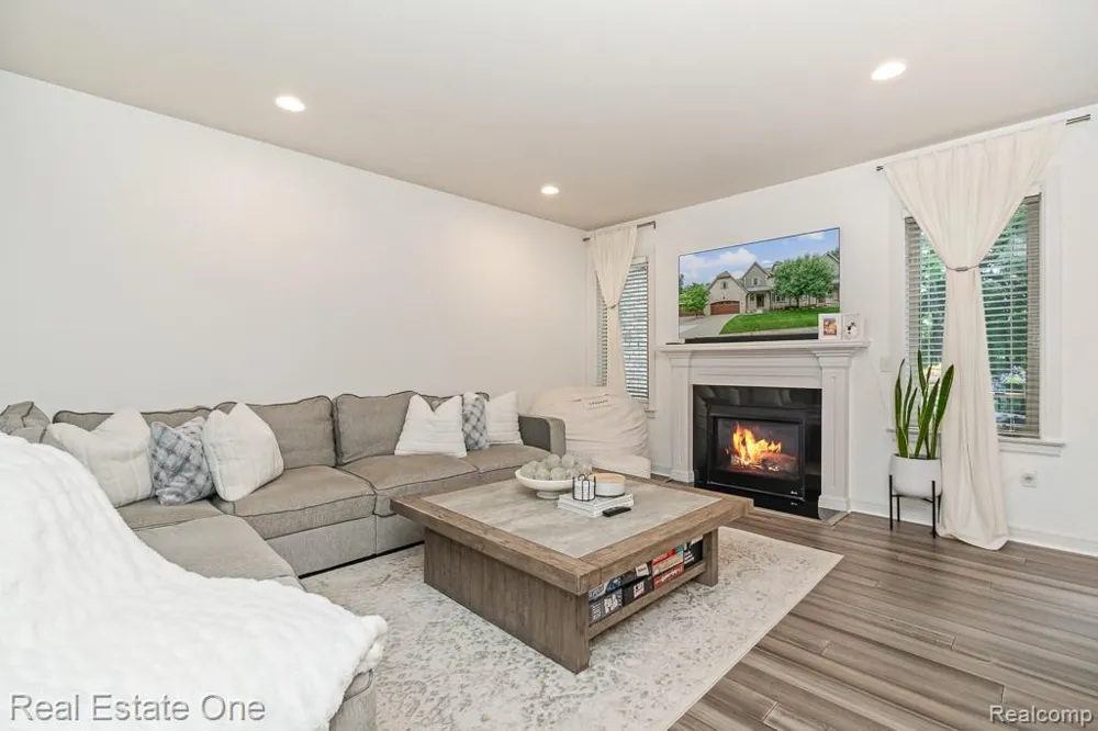 4176 Oak Arbor Court Rochester City, MI 48306