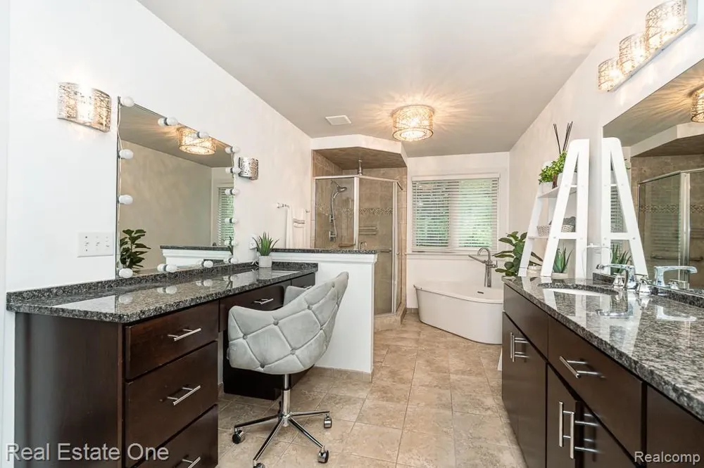4176 Oak Arbor Court Rochester City, MI 48306