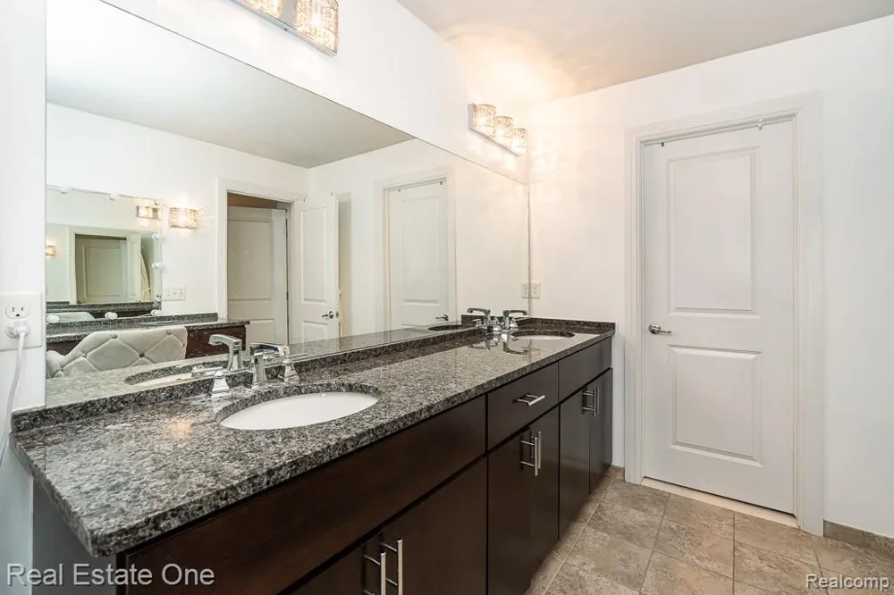 4176 Oak Arbor Court Rochester City, MI 48306