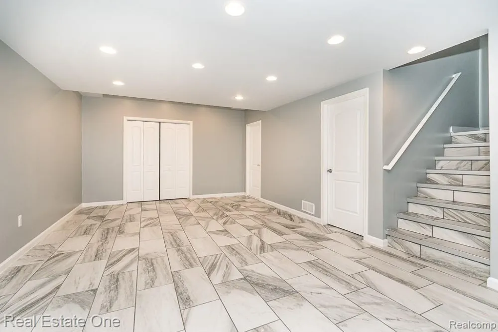 4176 Oak Arbor Court Rochester City, MI 48306