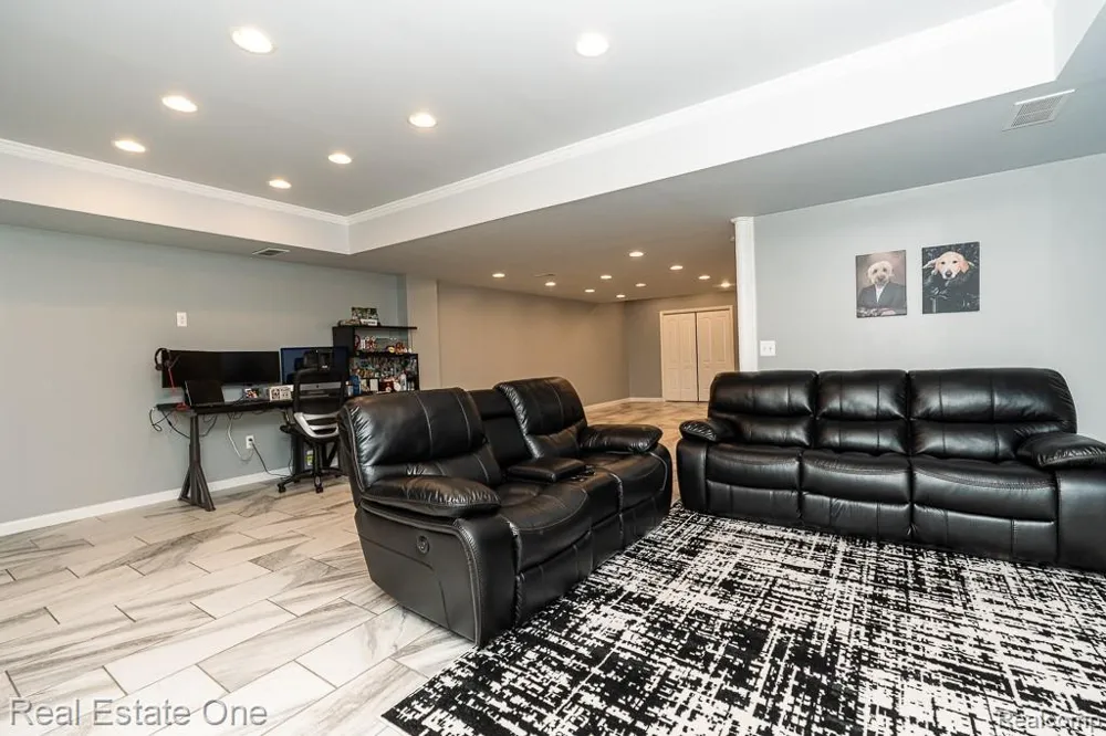 4176 Oak Arbor Court Rochester City, MI 48306
