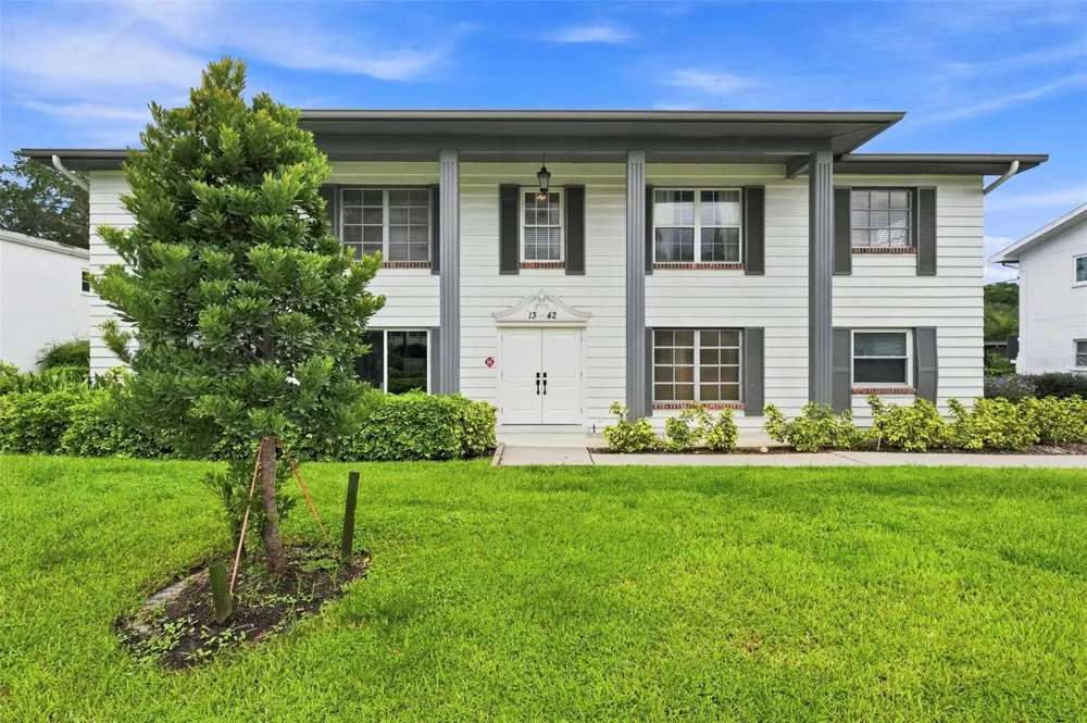 1342 SNELL ISLE BOULEVARD NE #4 St Petersburg, FL 33704