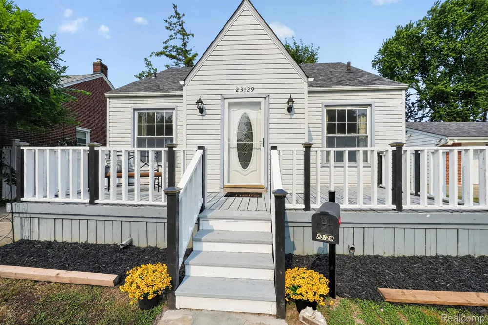 23129 Oakwood Avenue Eastpointe City, MI 48021