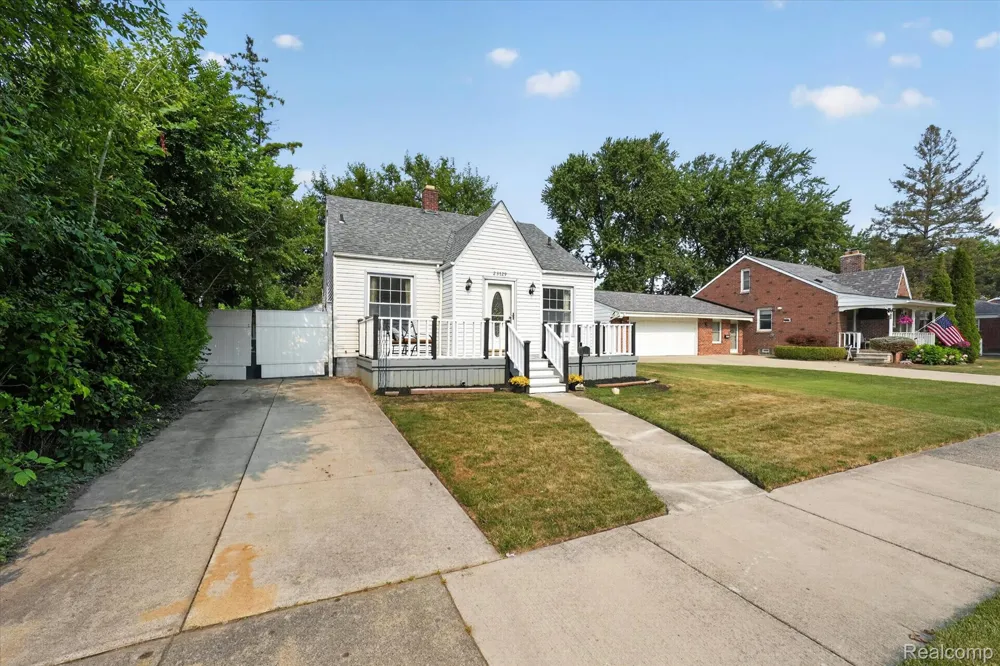 23129 Oakwood Avenue Eastpointe City, MI 48021