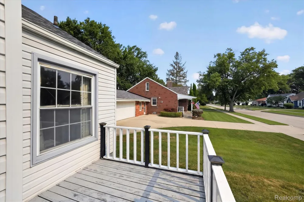23129 Oakwood Avenue Eastpointe City, MI 48021