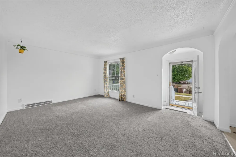 23129 Oakwood Avenue Eastpointe City, MI 48021