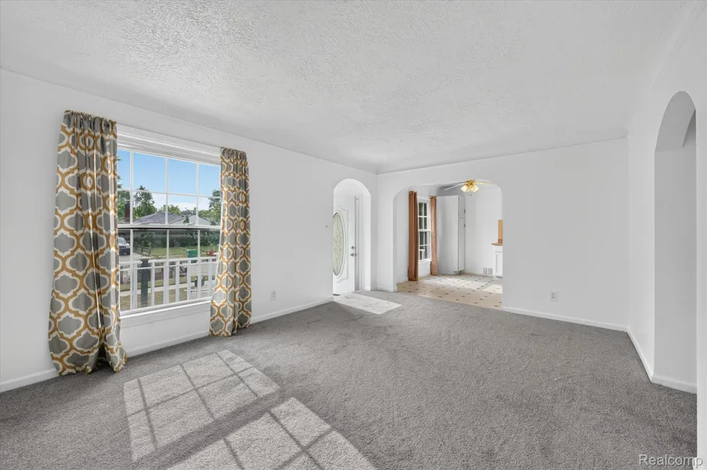 23129 Oakwood Avenue Eastpointe City, MI 48021
