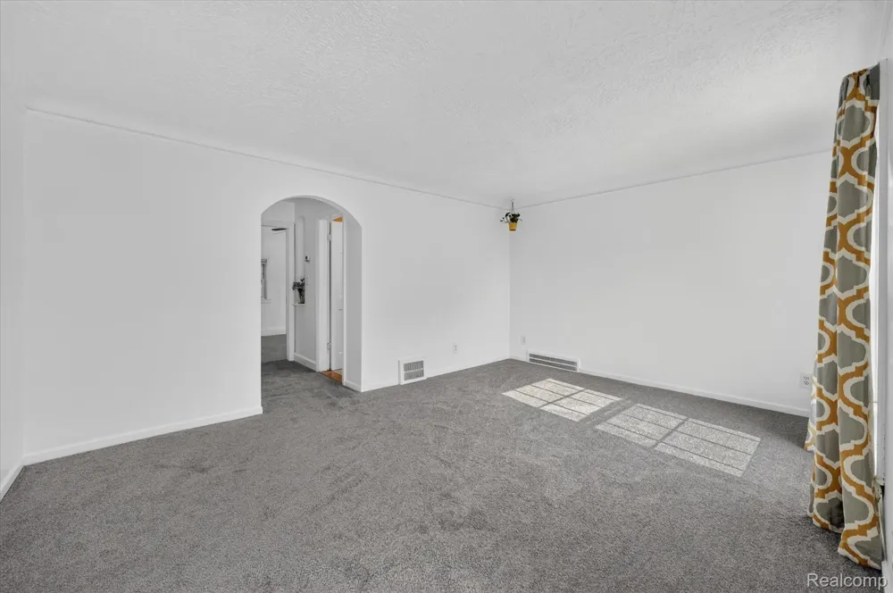 23129 Oakwood Avenue Eastpointe City, MI 48021