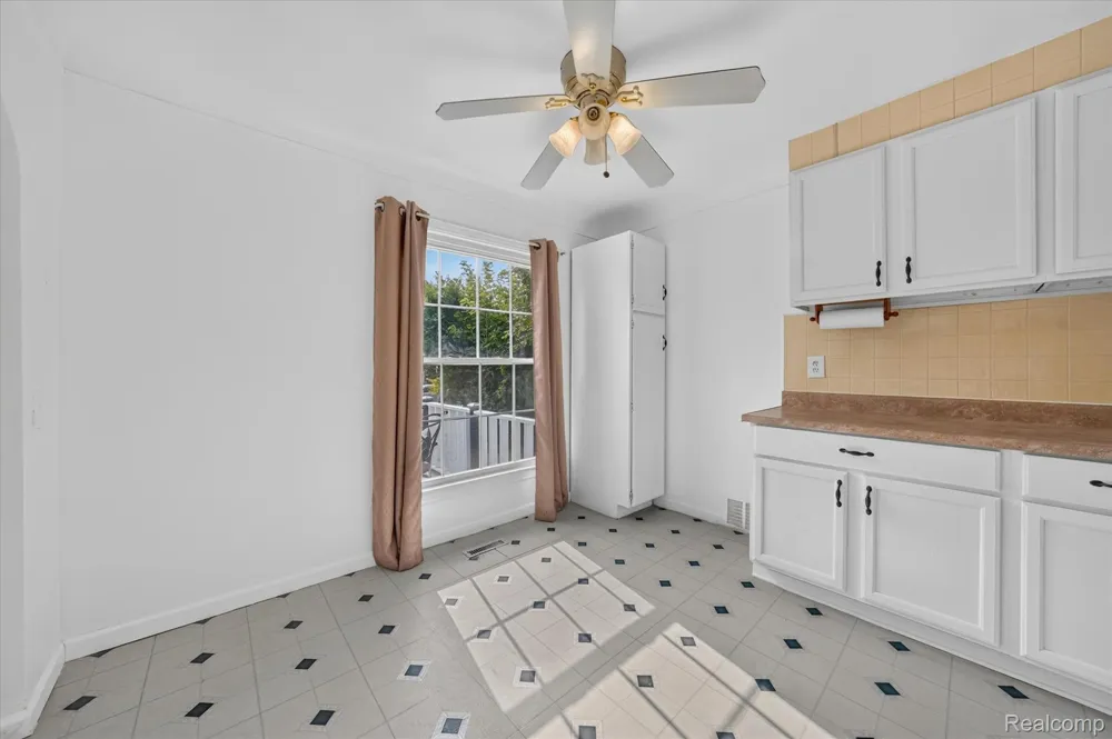 23129 Oakwood Avenue Eastpointe City, MI 48021