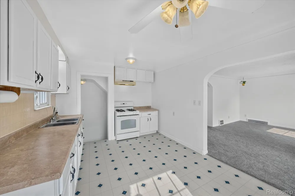 23129 Oakwood Avenue Eastpointe City, MI 48021