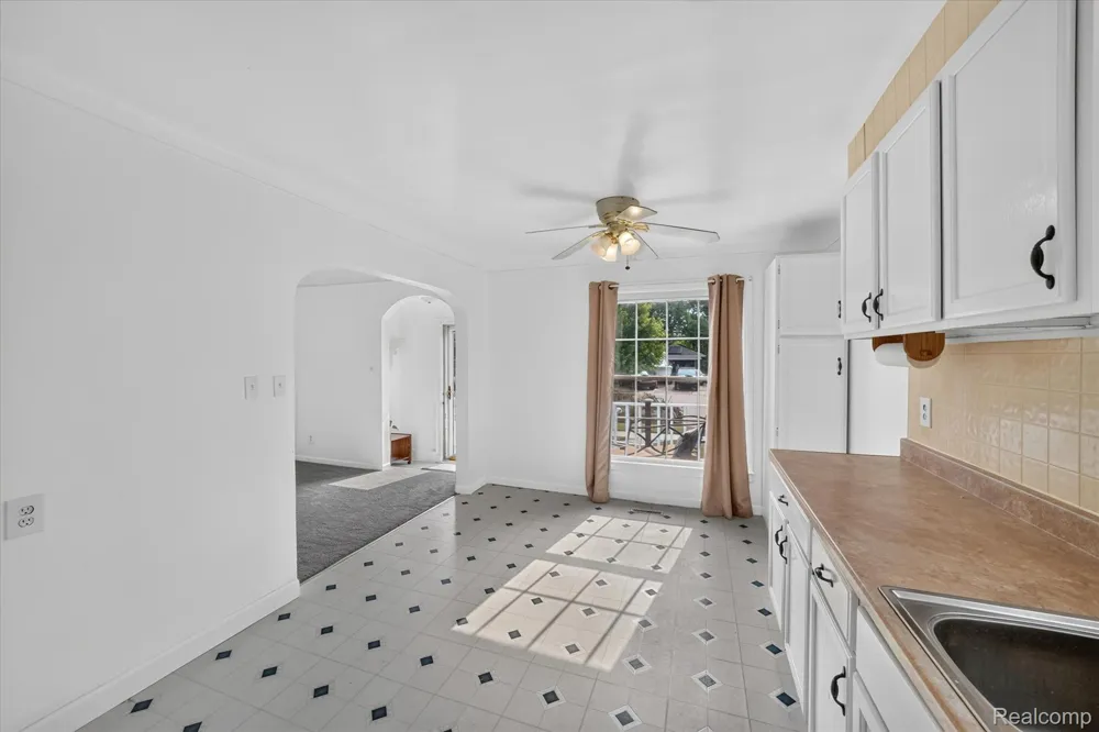 23129 Oakwood Avenue Eastpointe City, MI 48021