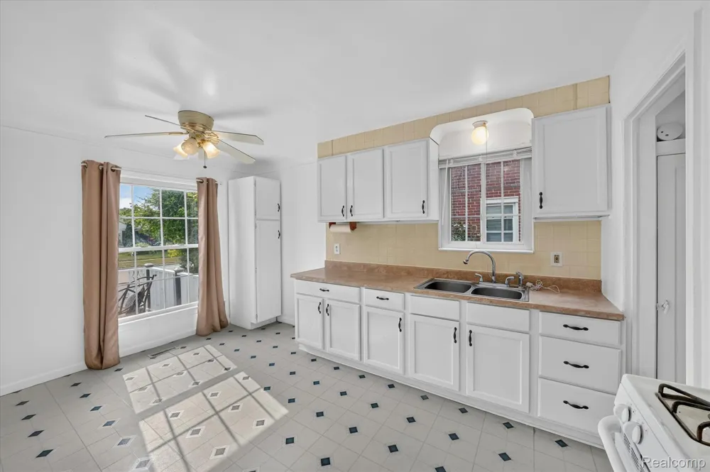 23129 Oakwood Avenue Eastpointe City, MI 48021