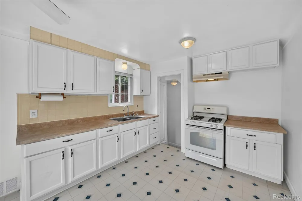 23129 Oakwood Avenue Eastpointe City, MI 48021