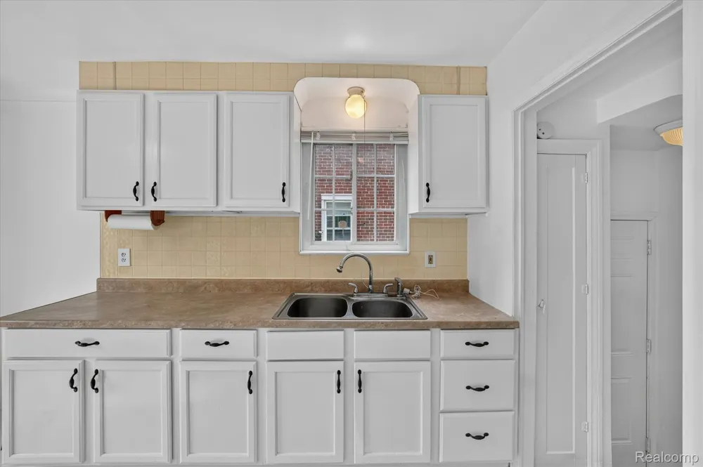 23129 Oakwood Avenue Eastpointe City, MI 48021