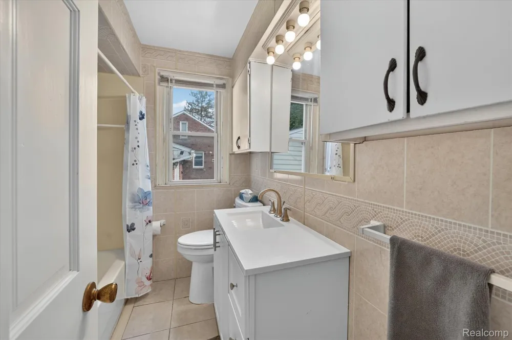 23129 Oakwood Avenue Eastpointe City, MI 48021