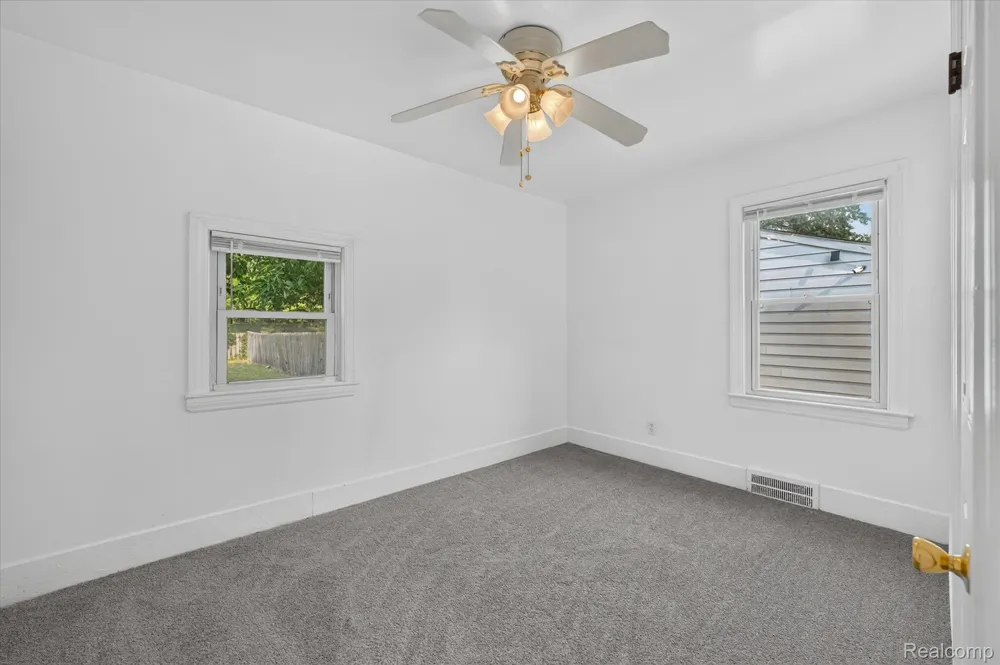 23129 Oakwood Avenue Eastpointe City, MI 48021