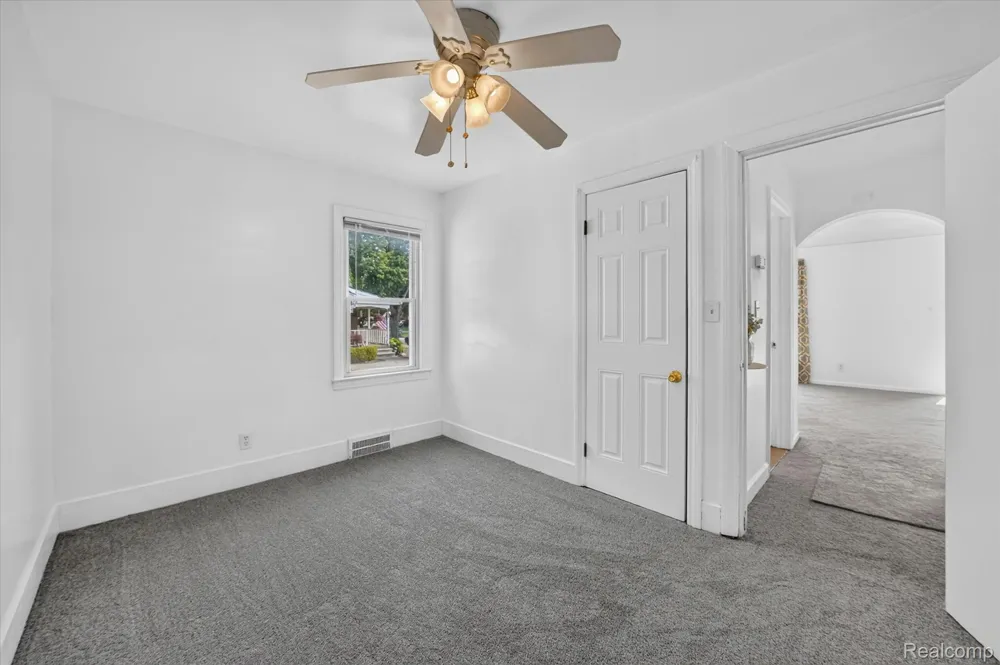 23129 Oakwood Avenue Eastpointe City, MI 48021