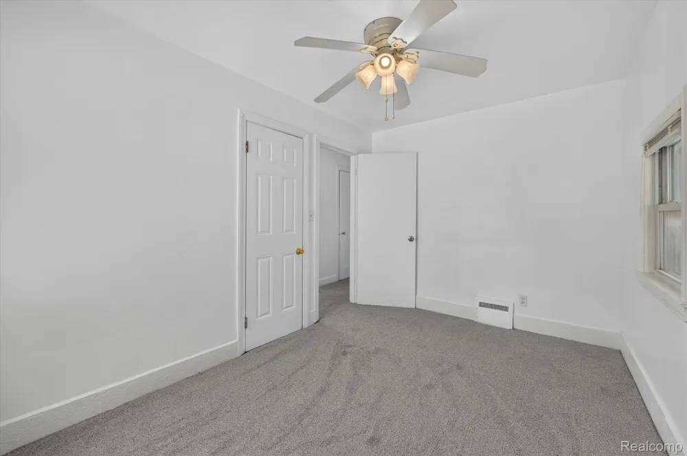 23129 Oakwood Avenue Eastpointe City, MI 48021
