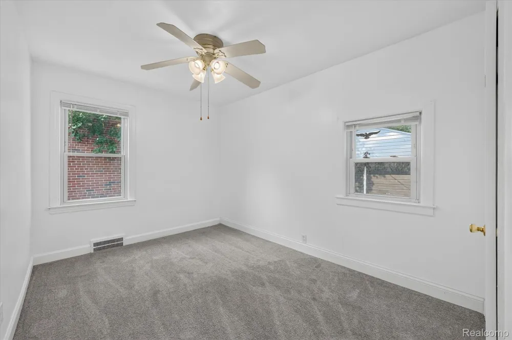 23129 Oakwood Avenue Eastpointe City, MI 48021
