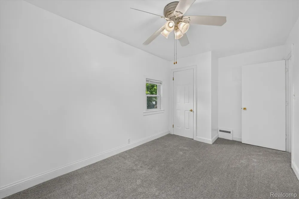 23129 Oakwood Avenue Eastpointe City, MI 48021