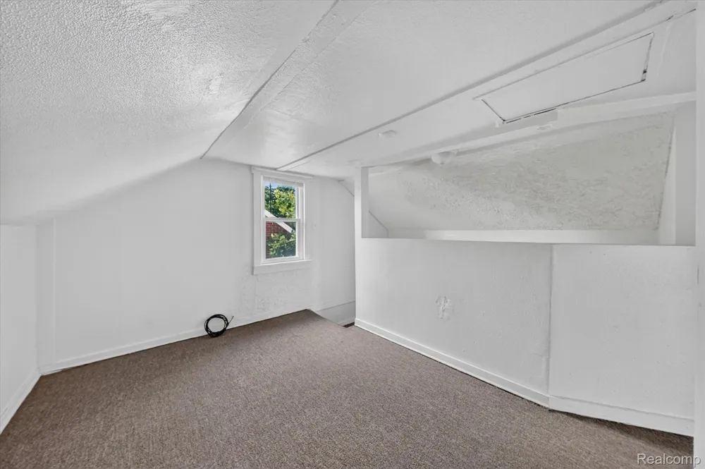 23129 Oakwood Avenue Eastpointe City, MI 48021