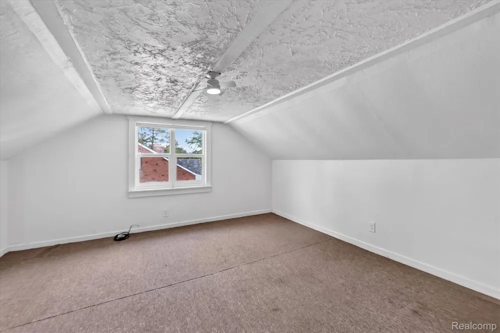 23129 Oakwood Avenue Eastpointe City, MI 48021