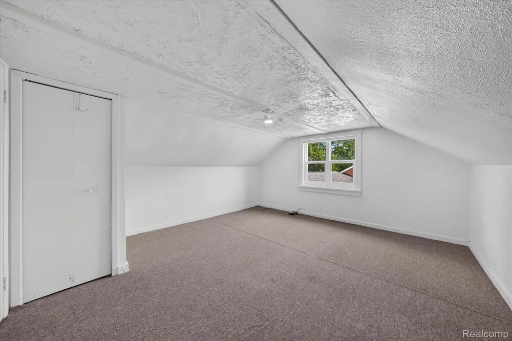 23129 Oakwood Avenue Eastpointe City, MI 48021