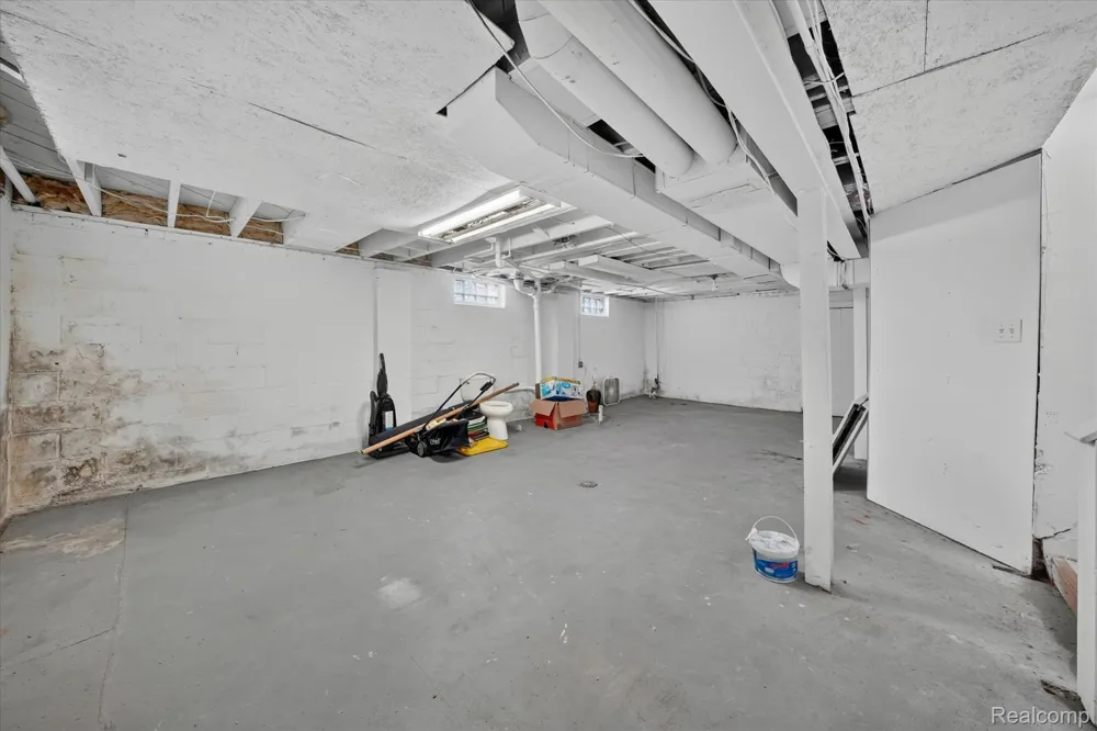 23129 Oakwood Avenue Eastpointe City, MI 48021