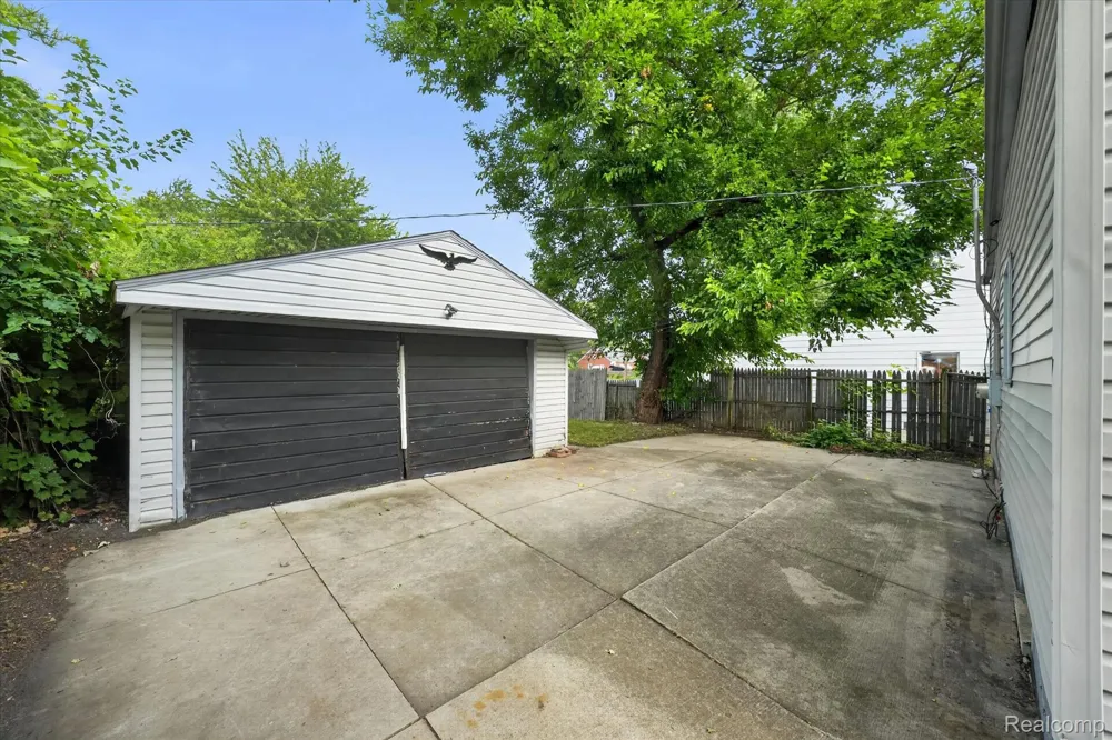 23129 Oakwood Avenue Eastpointe City, MI 48021