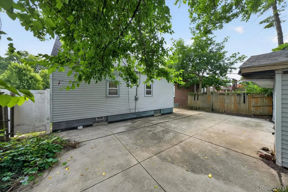 23129 Oakwood Avenue Eastpointe City, MI 48021