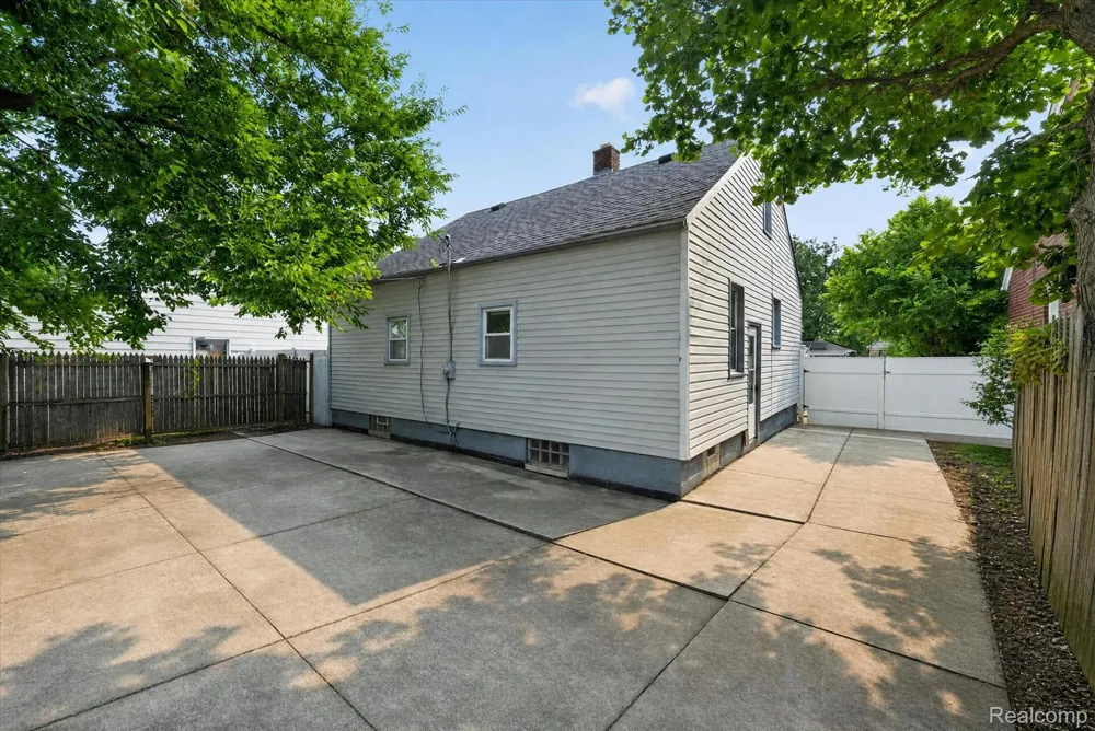 23129 Oakwood Avenue Eastpointe City, MI 48021