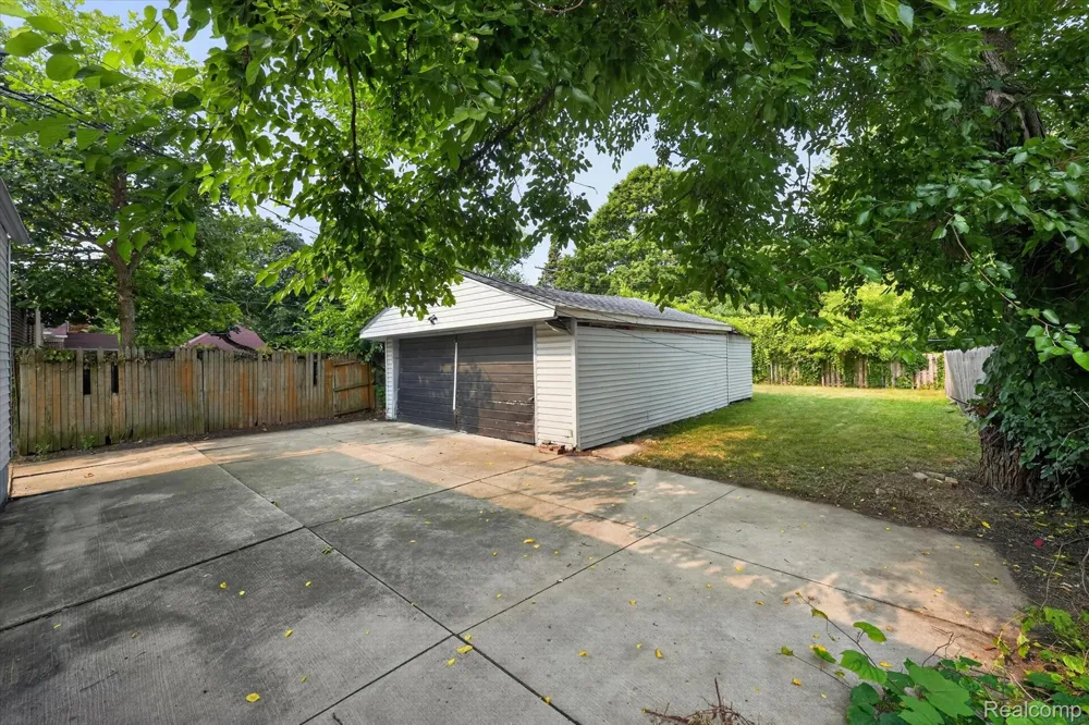 23129 Oakwood Avenue Eastpointe City, MI 48021