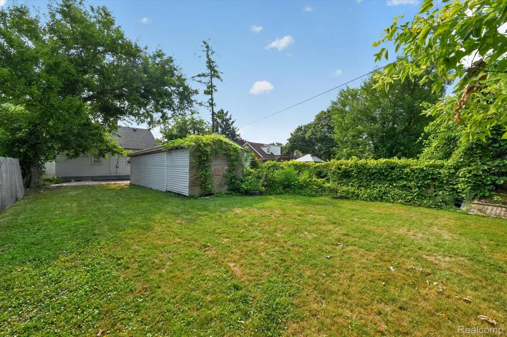 23129 Oakwood Avenue Eastpointe City, MI 48021