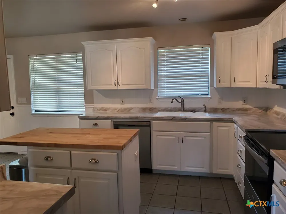 136 Royal Crest Circle Seguin, TX 78155