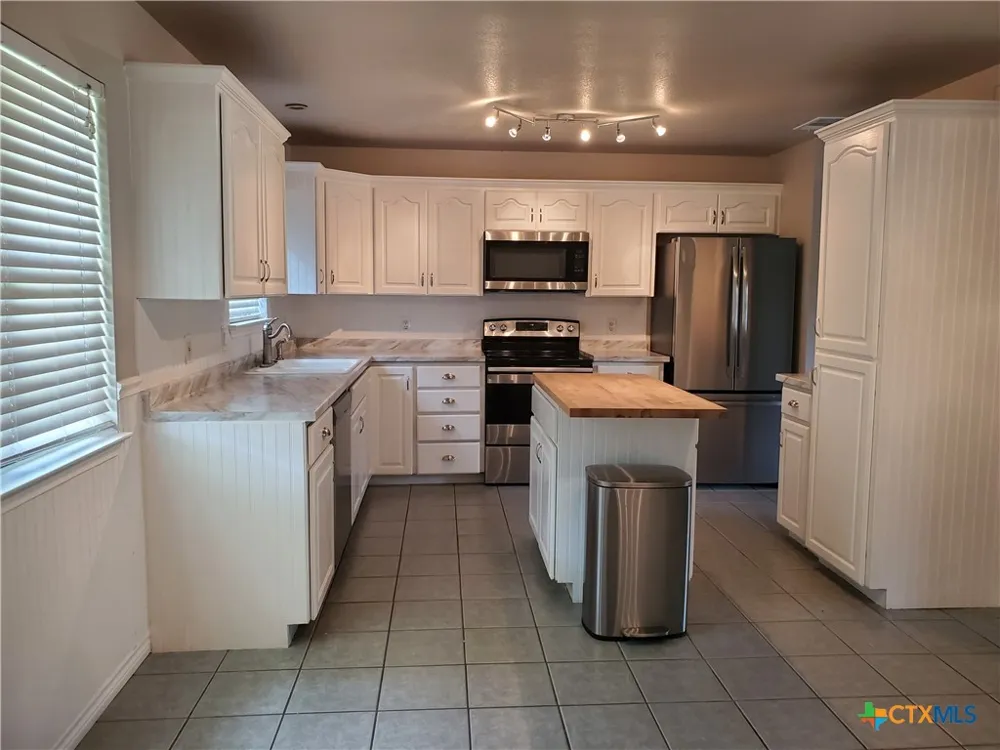 136 Royal Crest Circle Seguin, TX 78155
