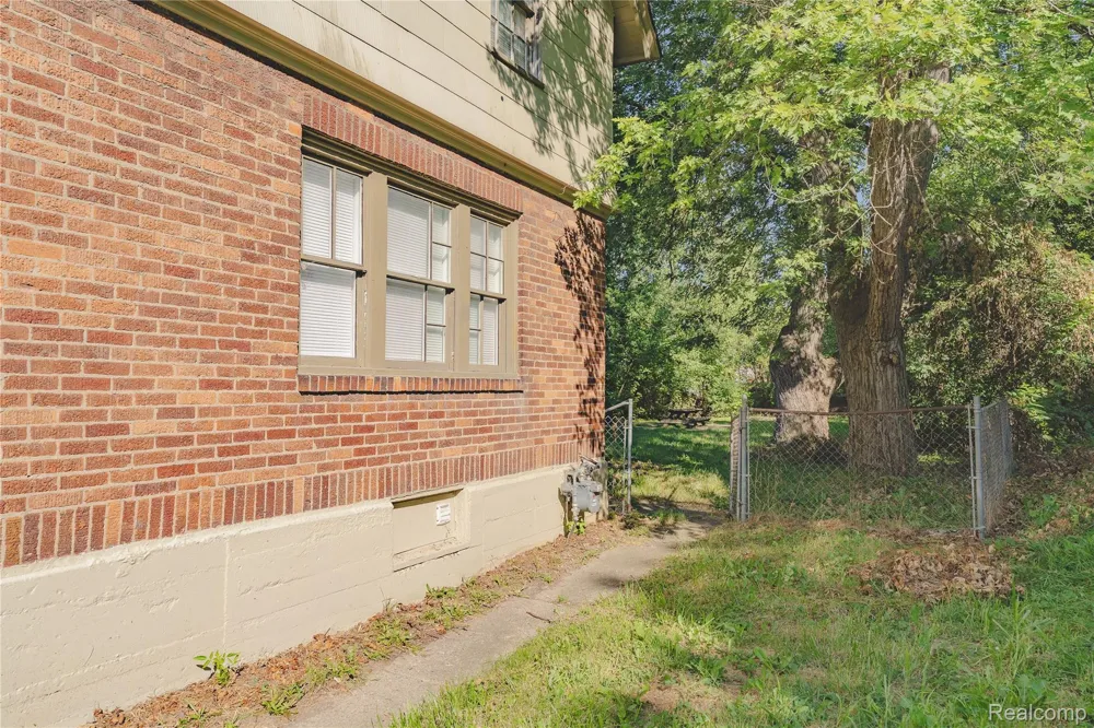 207 Oliver Street Pontiac City, MI 48342