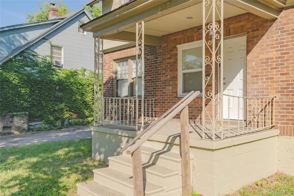 207 Oliver Street Pontiac City, MI 48342